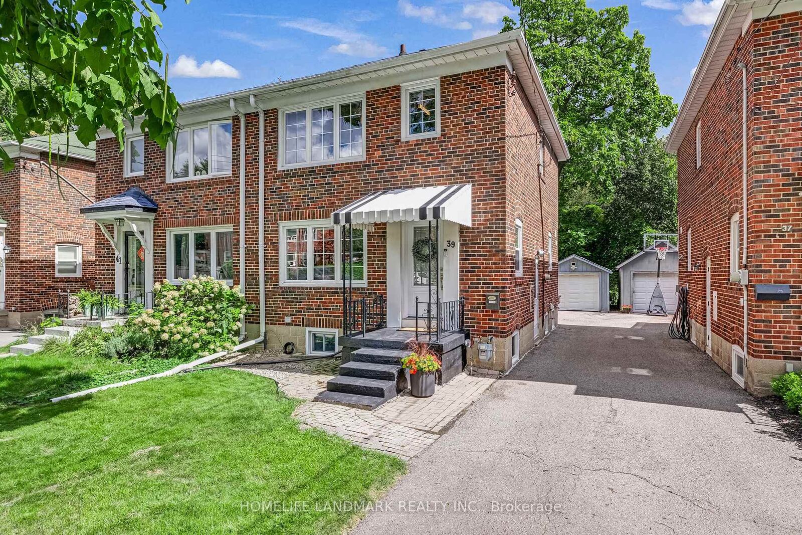 Property Photo:  39 Brentcliffe Road  ON M4G 3Y4 