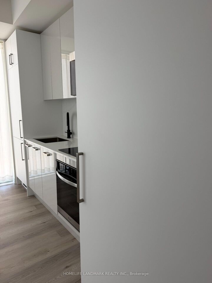 Property Photo:  280 Dundas Street W 1802  ON M5T 0E3 