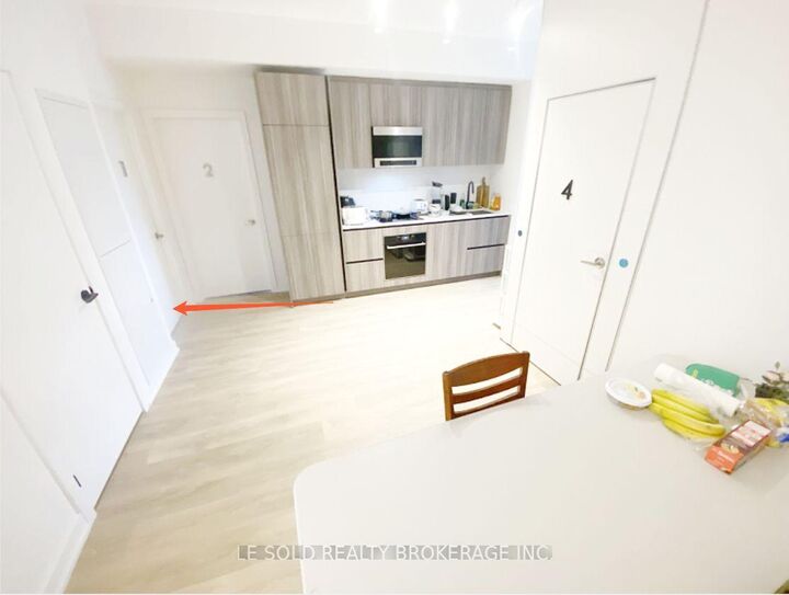 Property Photo:  127 Broadway Avenue 711 Master Bedroom  ON M4P 1V4 
