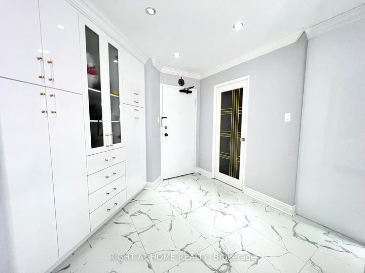 Property Photo:  75 Graydon Hall Drive 1608  ON M3A 3M5 