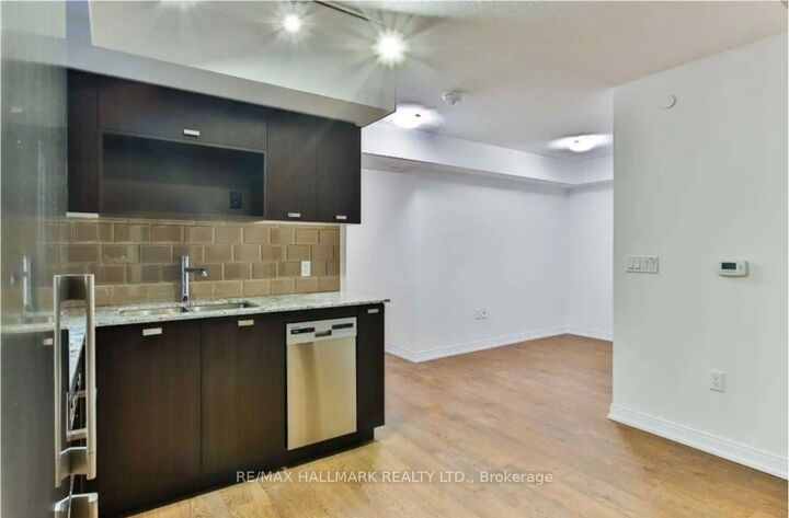 Property Photo:  275 Village Green Square 1825  ON M1S 0L7 