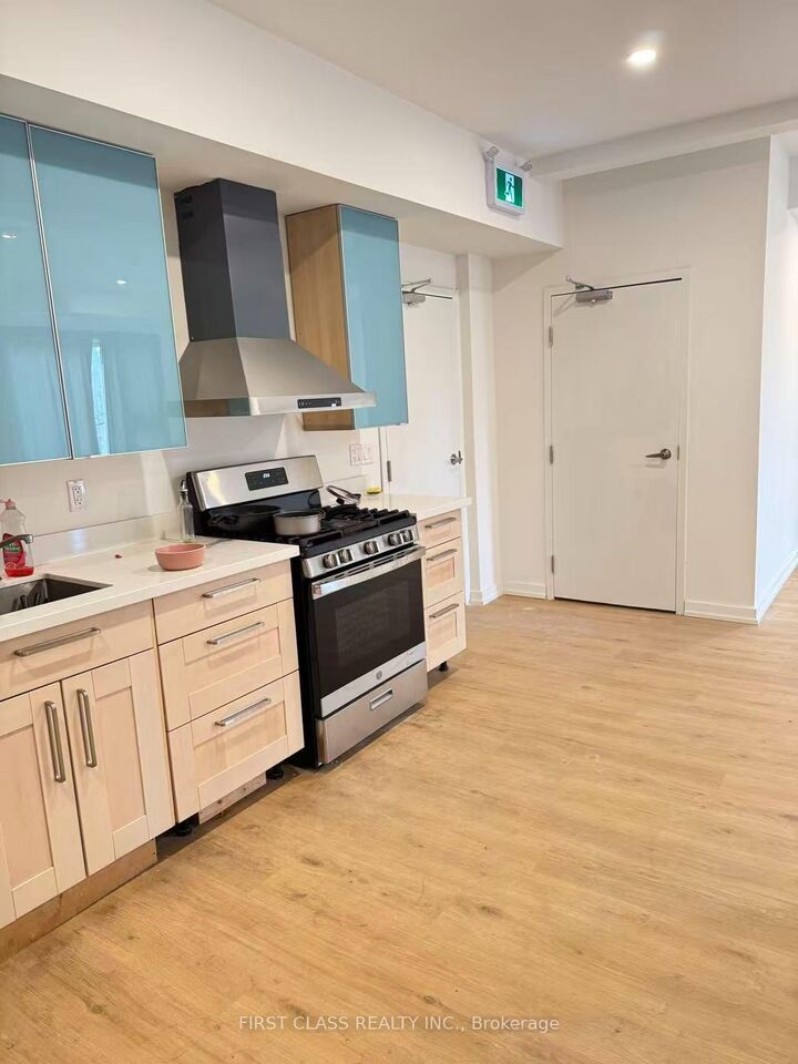 Property Photo:  364 Huron Street 205  ON M5S 2G4 