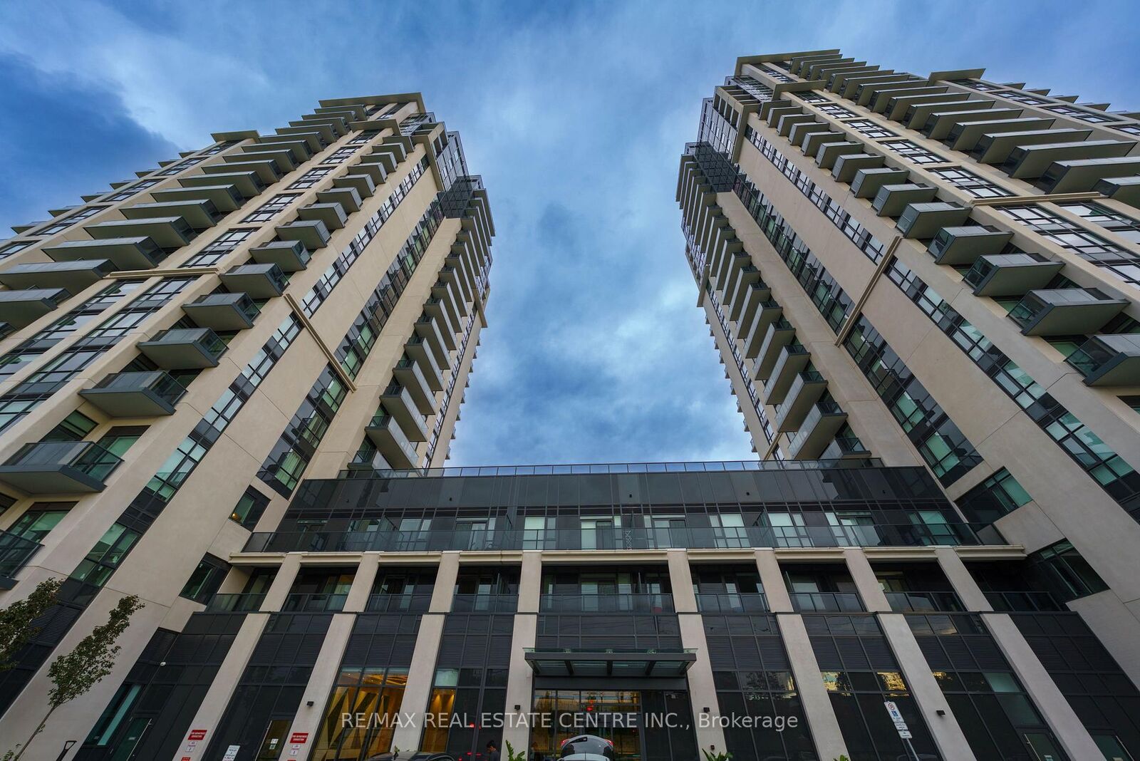 Property Photo:  202 Burnhamthorpe Road E 509W  ON L5A 4L4 