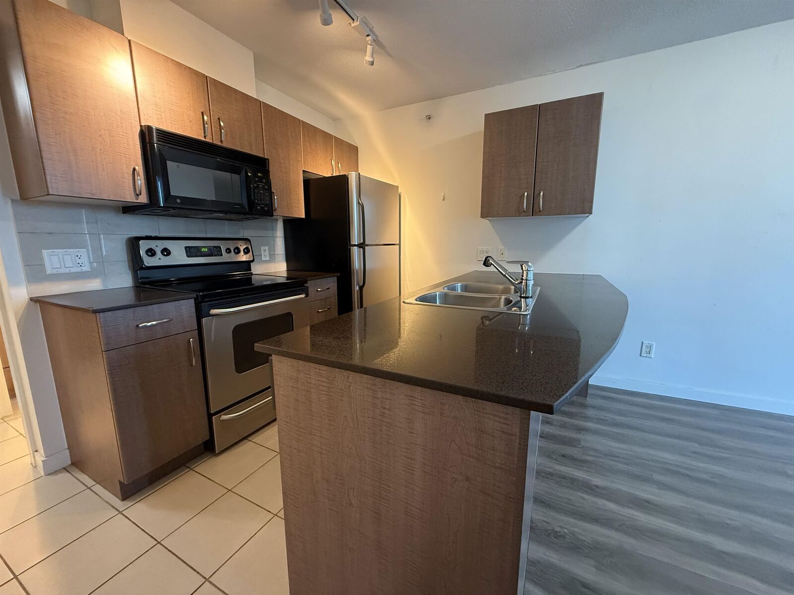 Property Photo:  610 Granville Street 1212  BC V6C 3T3 