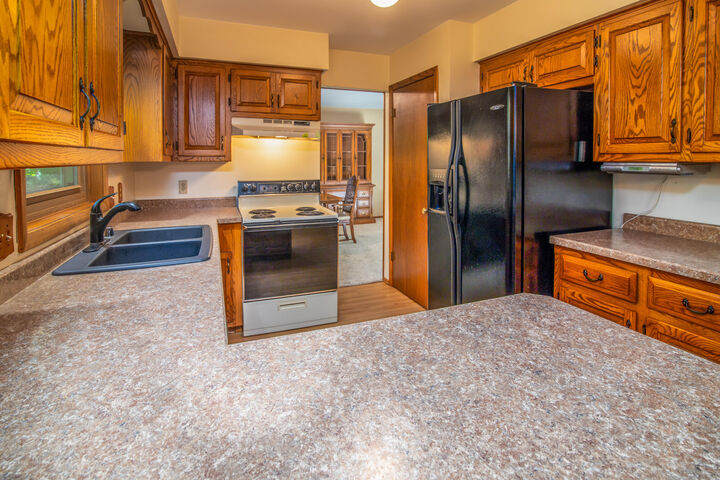Property Photo:  N27w22212 Shadywood Ct  WI 53186 