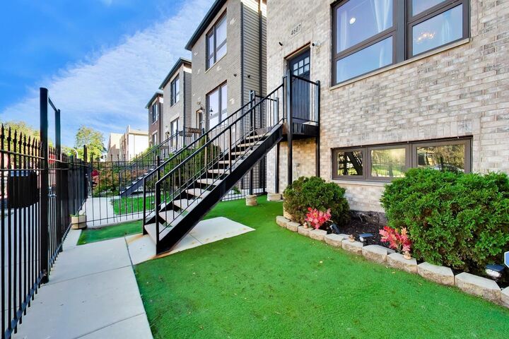 Property Photo: 4607 S Calumet Avenue IL 60653