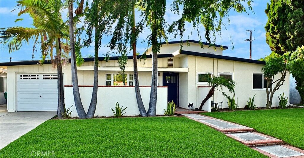 Property Photo:  1417 Vuelta Grande  CA 90815 