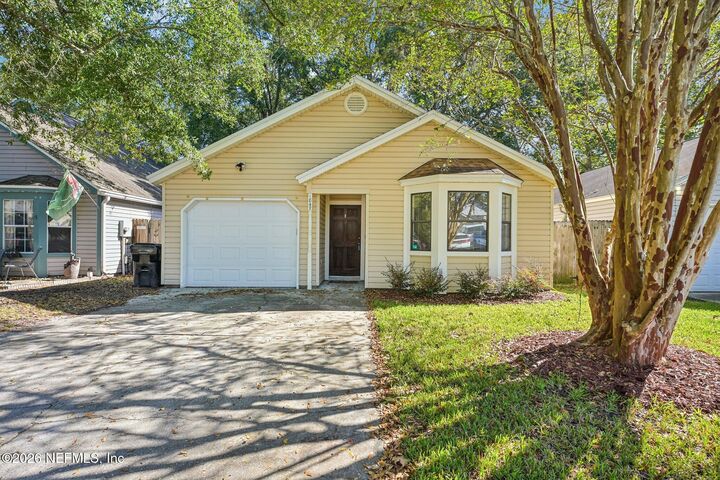 Property Photo:  1847 Mackenzie Court N  FL 32068 