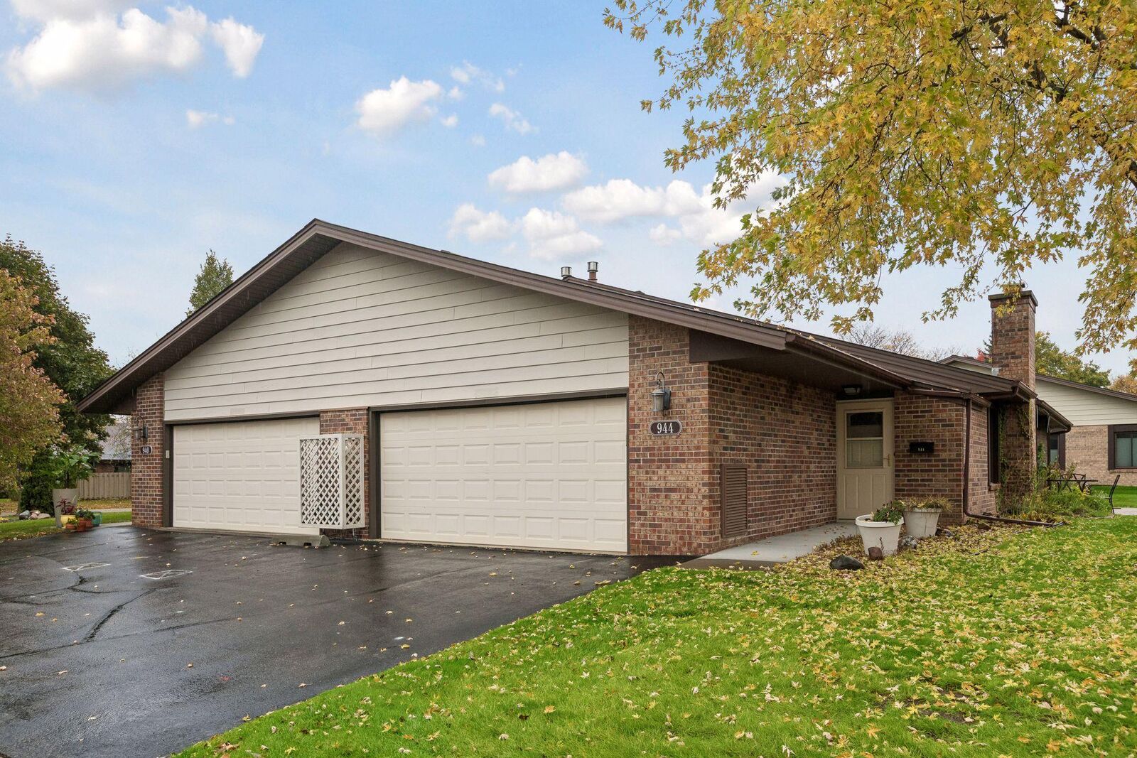 Property Photo:  944 Zanzibar Lane N  MN 55447 