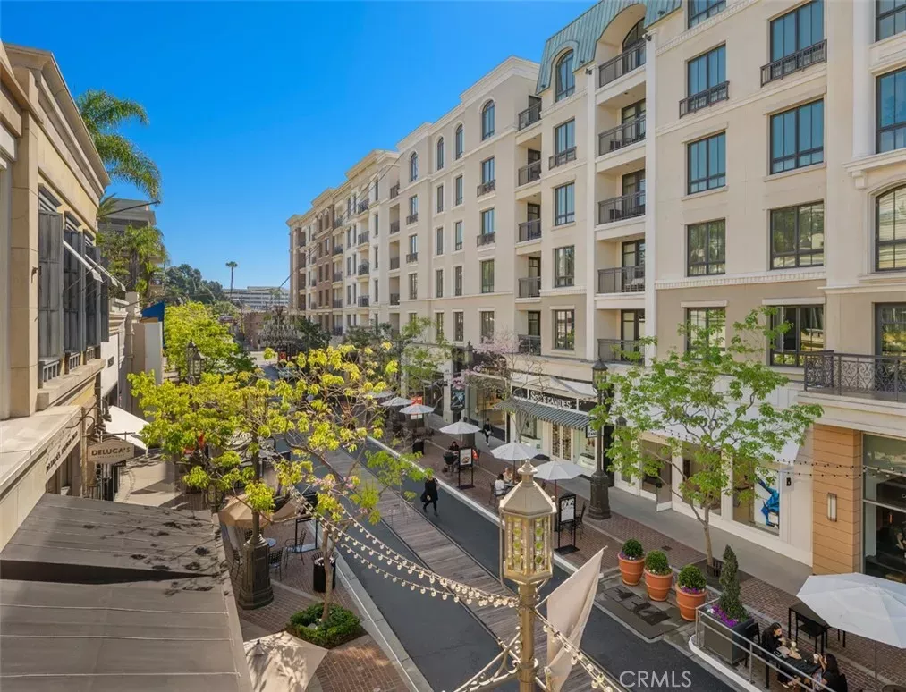 Property Photo:  722 Americana Way M263  CA 91210 
