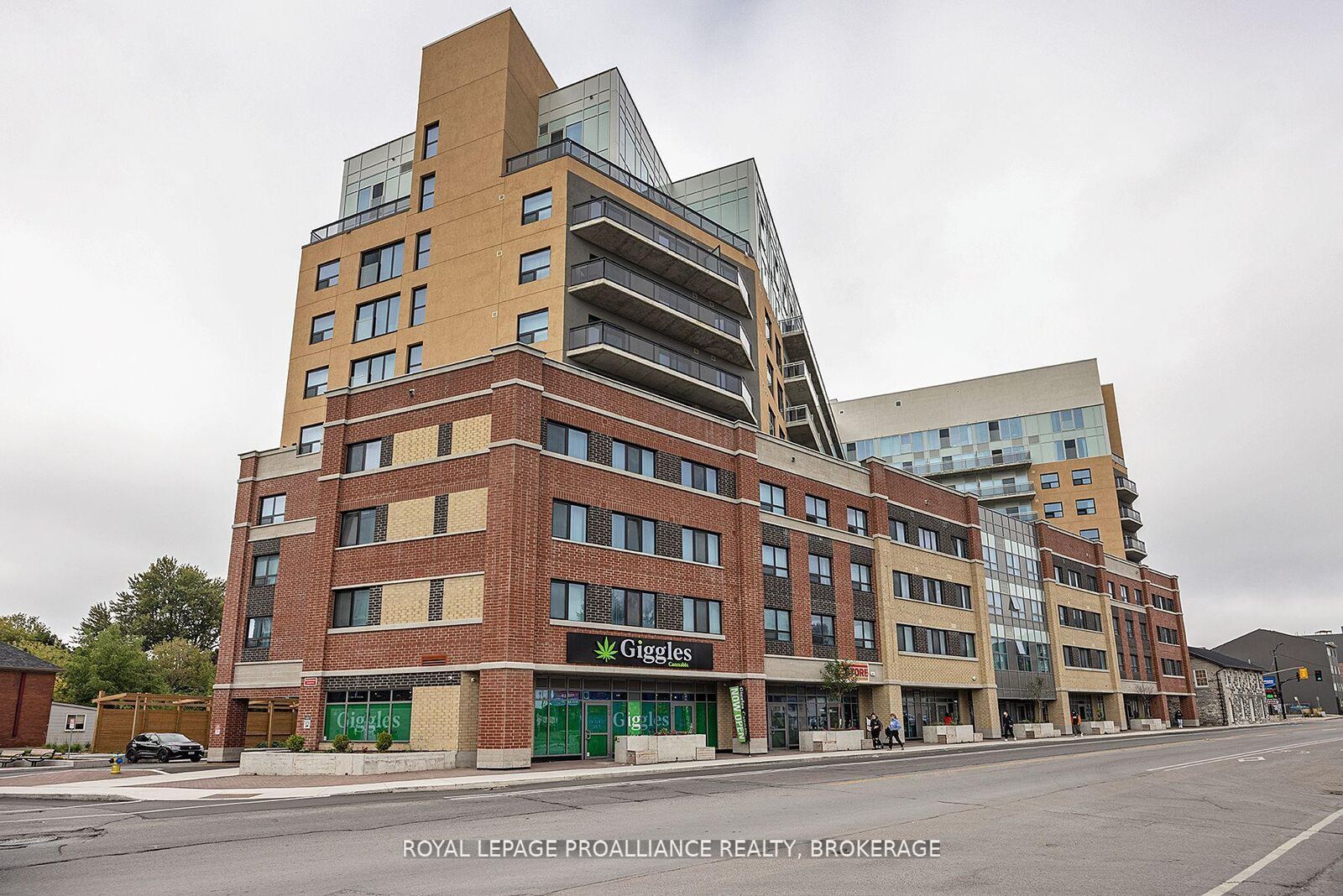 Property Photo:  652 Princess Street 525  ON K7L 1E5 