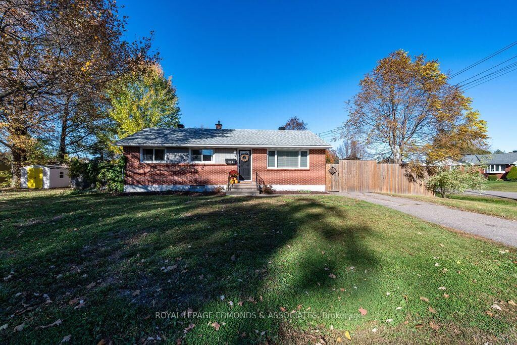 Property Photo:  525 Irving Street  ON K8A 2T8 