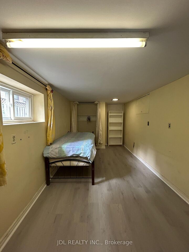 Property Photo:  186 Wilfred Ave Avenue Renovated Bedroom A Bsmt  ON M2N 5C9 