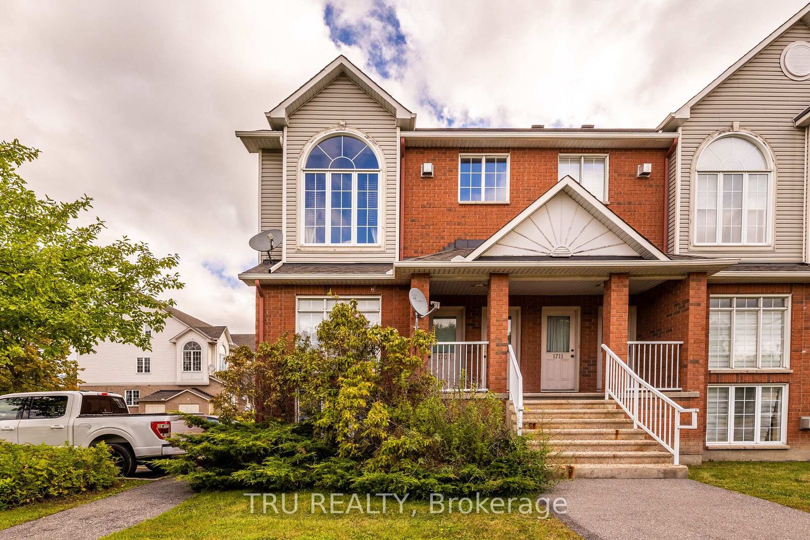 Property Photo:  1707 Blohm Drive  ON K1G 6N6 