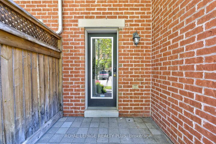 Property Photo:  5750 Tosca Drive 1  ON L5M 0P7 