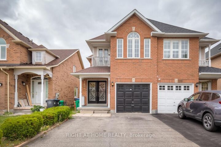 Property Photo:  7401 Village Walk  ON L5W 1X6 