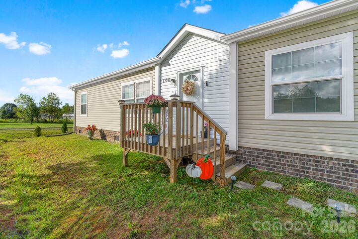 Property Photo:  106 Ol Field Court  NC 28090 