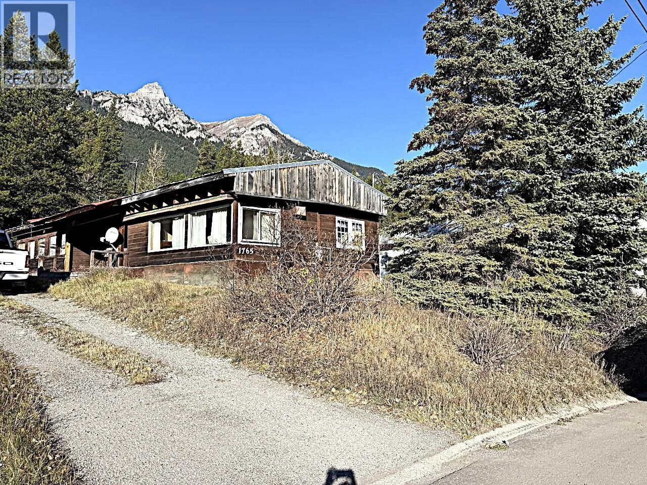 Property Photo:  1765 Niagara Crescent  BC V0B 1H0 