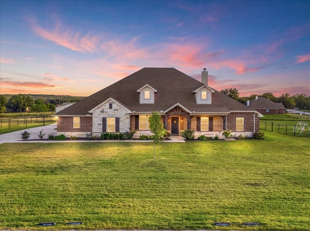 Property Photo:  1004 Northern Oaks Court  TX 76082 