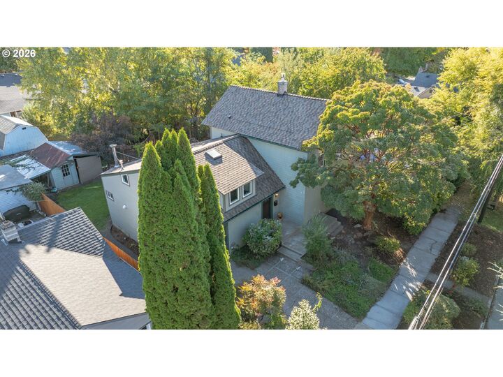 Property Photo:  632 NE 11th St  OR 97128 
