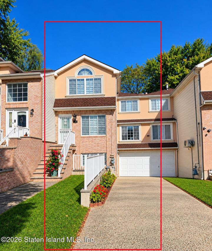 Property Photo:  1325 Rockland Avenue  NY 10314 