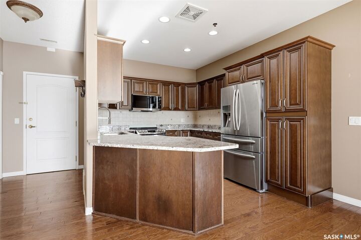Property Photo:  1901 Victoria Avenue 1006  SK S4P 3R4 