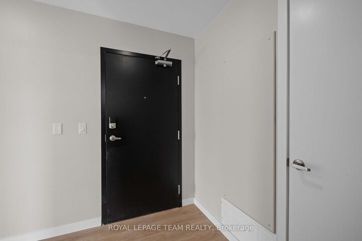 Property Photo:  370 Athlone Avenue 202  ON K1Z 5M4 