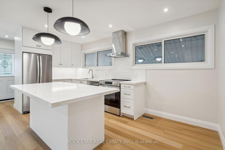 Property Photo:  121 Toby Crescent Main  ON L8T 2N9 