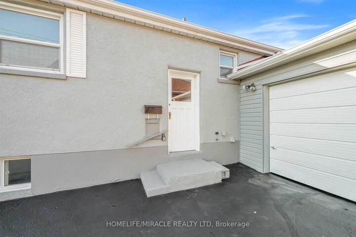 Property Photo:  135 Central Park Boulevard N  ON L1G 5Y6 