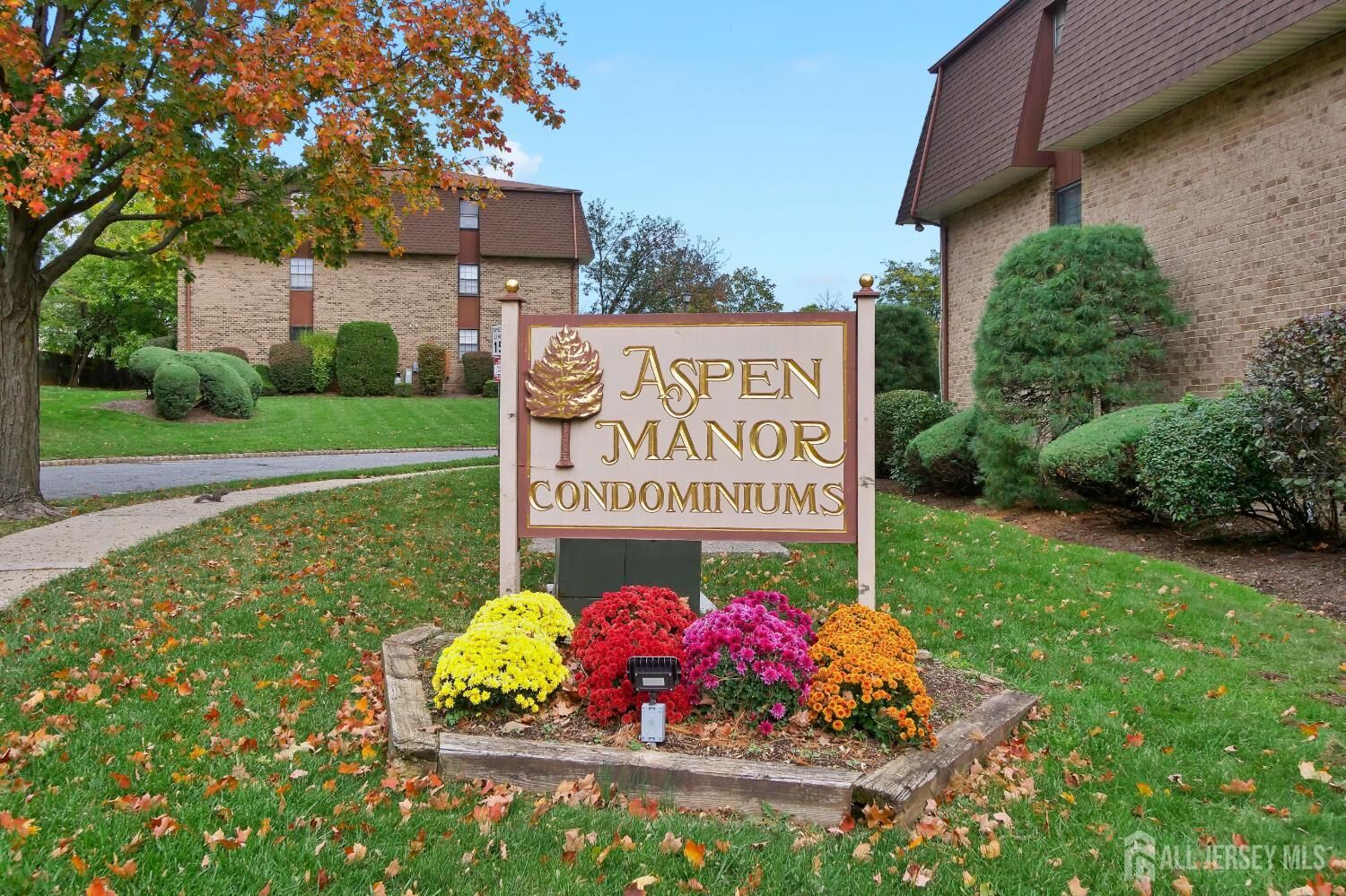 Property Photo:  23 Powderhorn Court  NJ 07095 