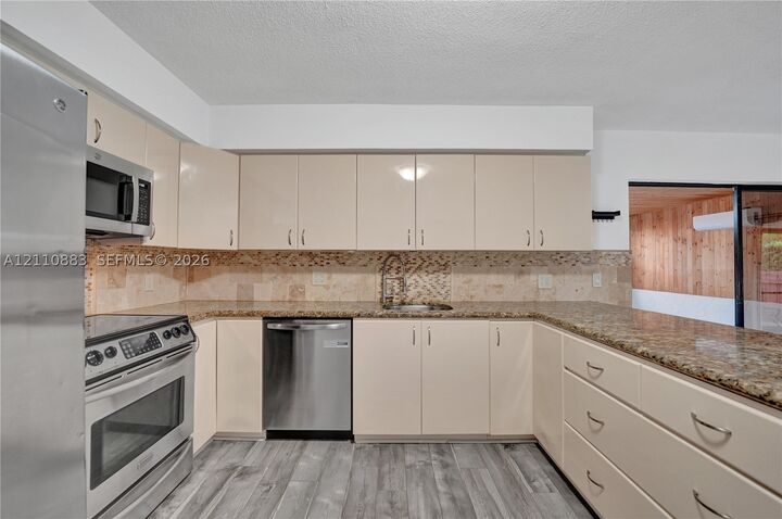 Property Photo:  417 SE 4th St  FL 33004 