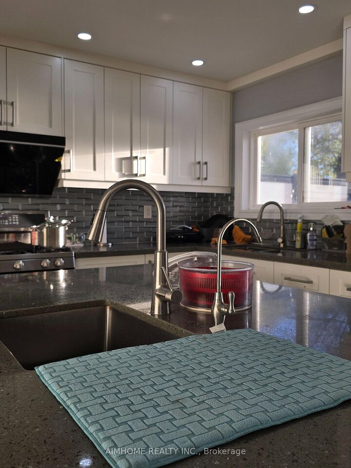Property Photo:  66A Cooks Bay Drive Rm East  ON L4P 1L8 