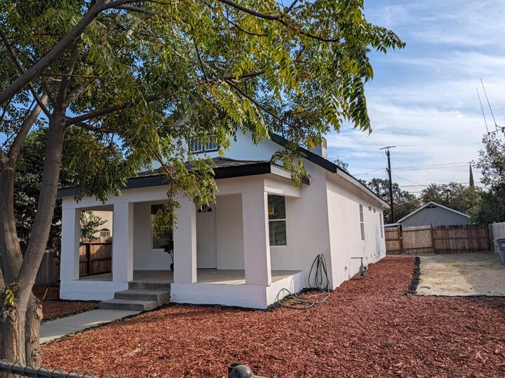 Property Photo:  2060 E Clay Avenue  CA 93701 