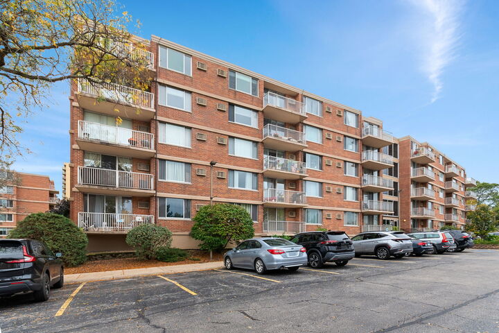 Property Photo: 2200 S Stewart Avenue 4D IL 60148