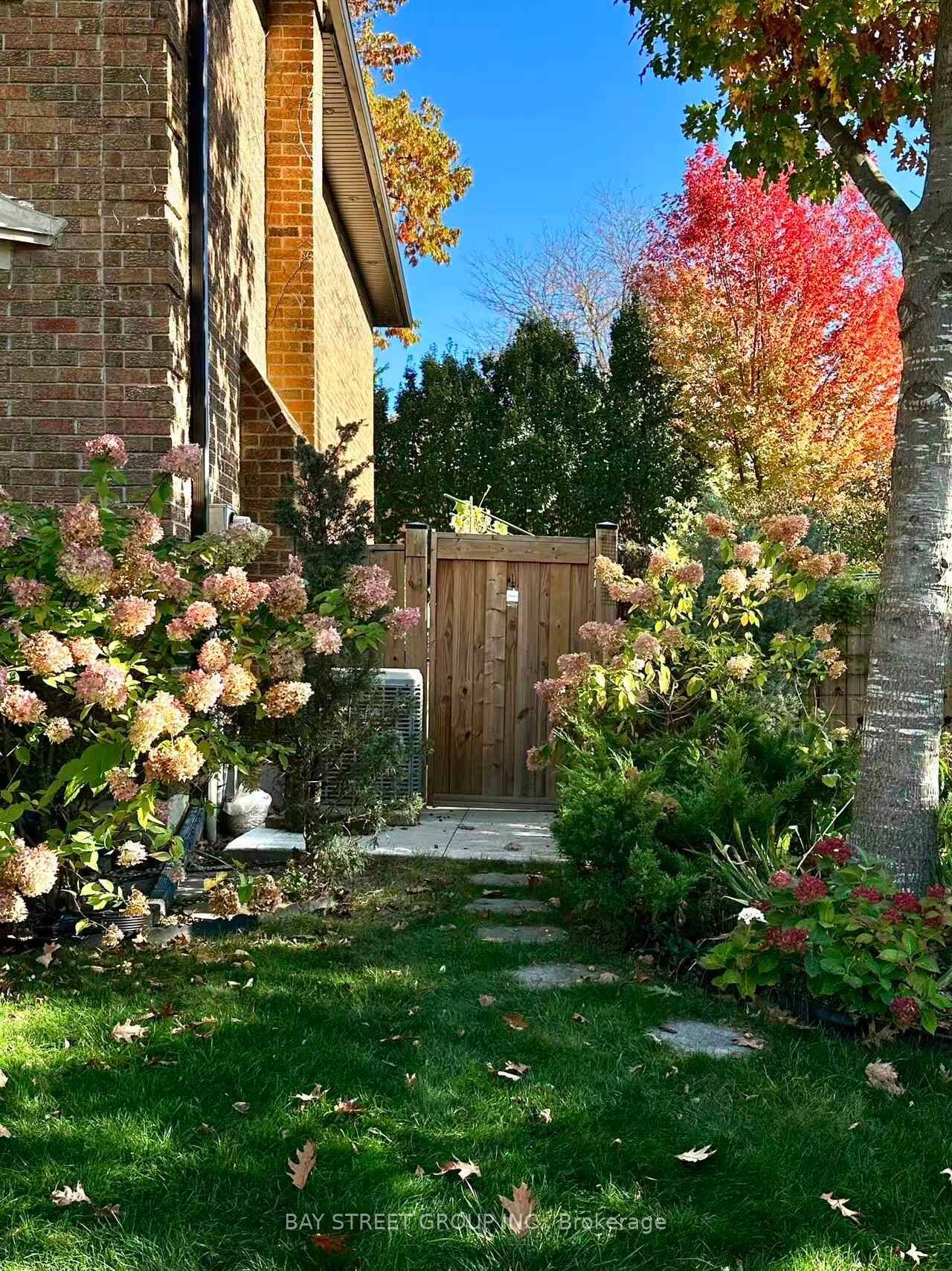 Property Photo:  2100 Dunvegan Avenue  ON L6J 6N5 