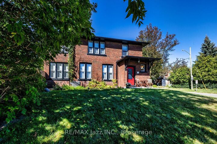 Property Photo:  142 Adelaide Avenue W  ON L1G 1Y8 