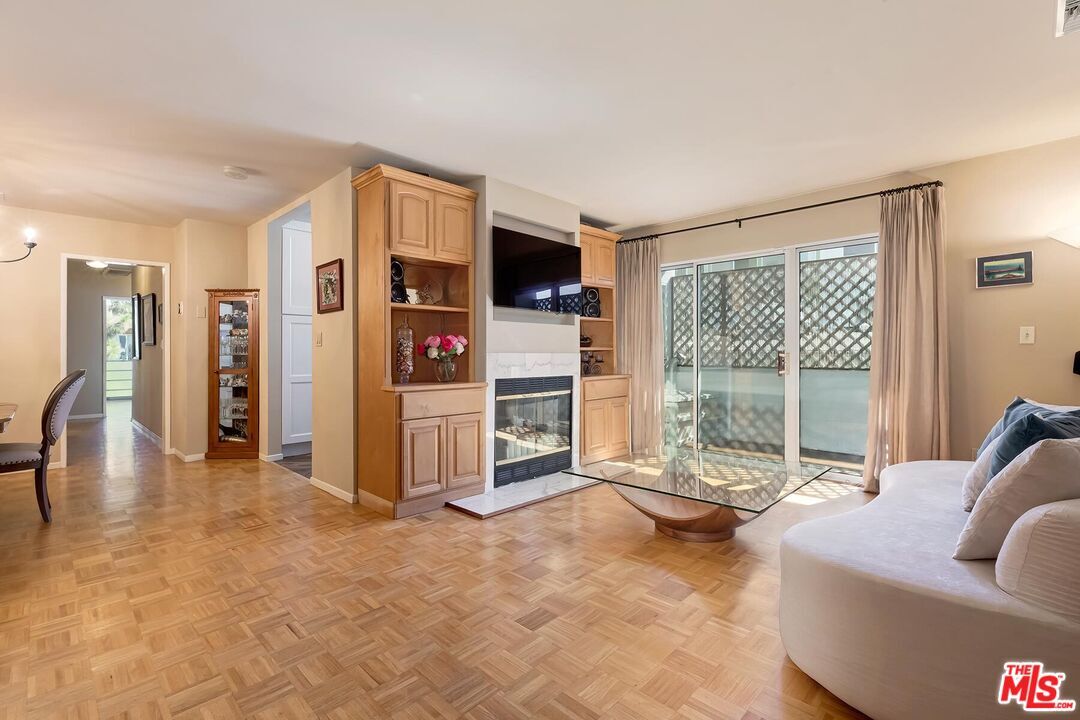 Property Photo: 2223 S Bentley Ave, Unit 202 CA 90064