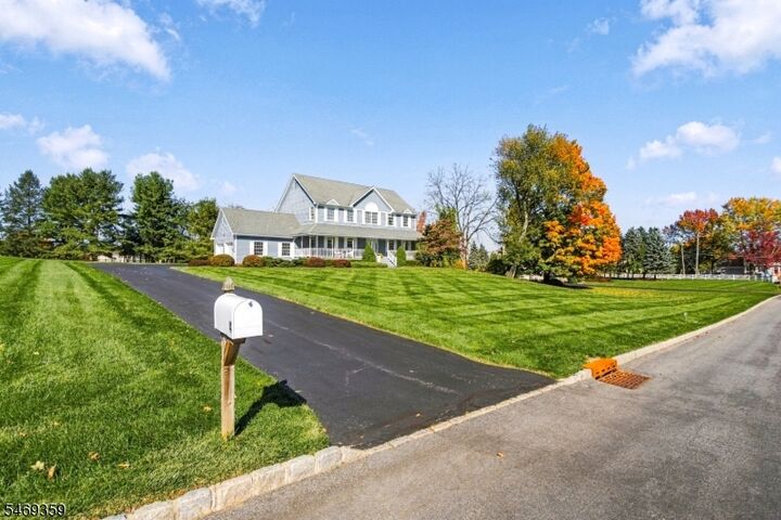 Property Photo:  4 Richmond Hill Dr  NJ 07871 