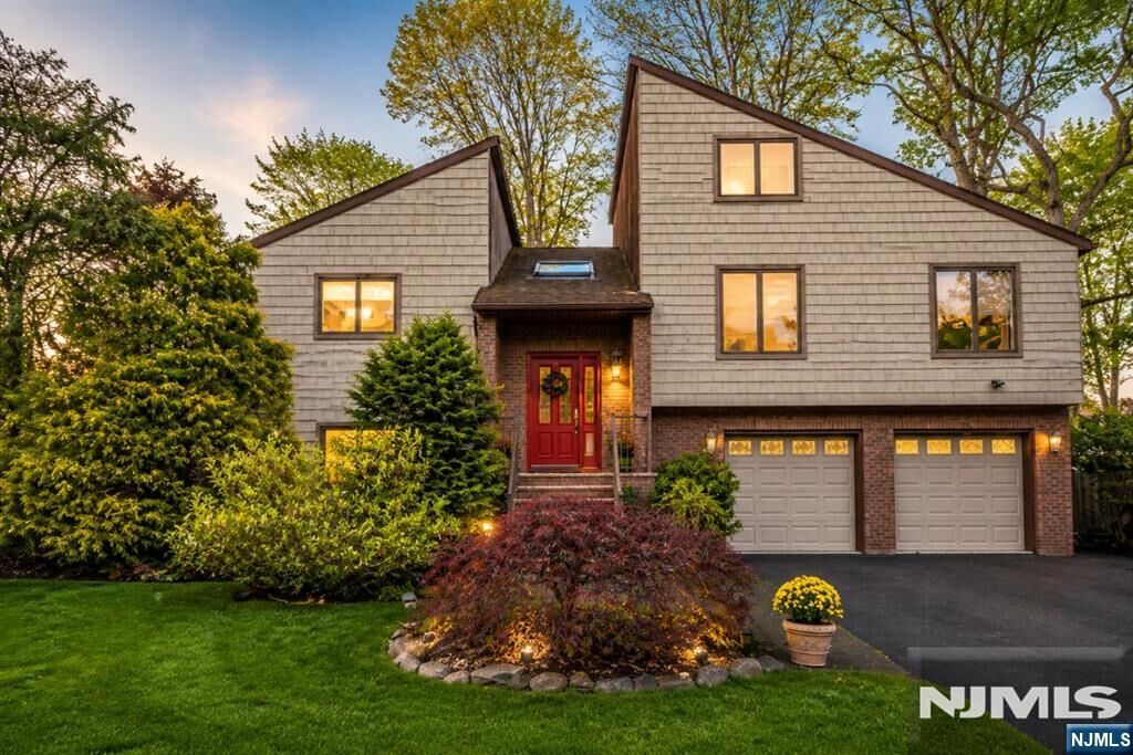 Property Photo:  4 Lesa Lane  NJ 07642 