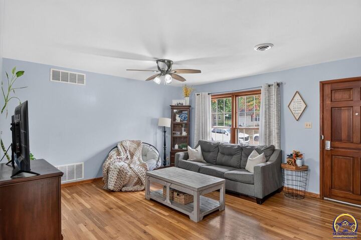 Property Photo:  3201 SW 31st St  KS 66614 