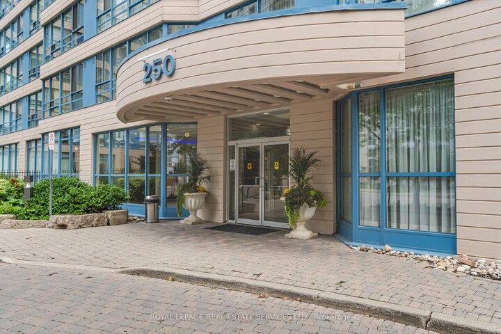 Property Photo: 250 Webb Drive Ph05 ON L5B 3Z4