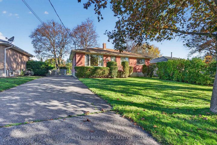 Property Photo: 1416 Woodfield Crescent ON K7P 2V6