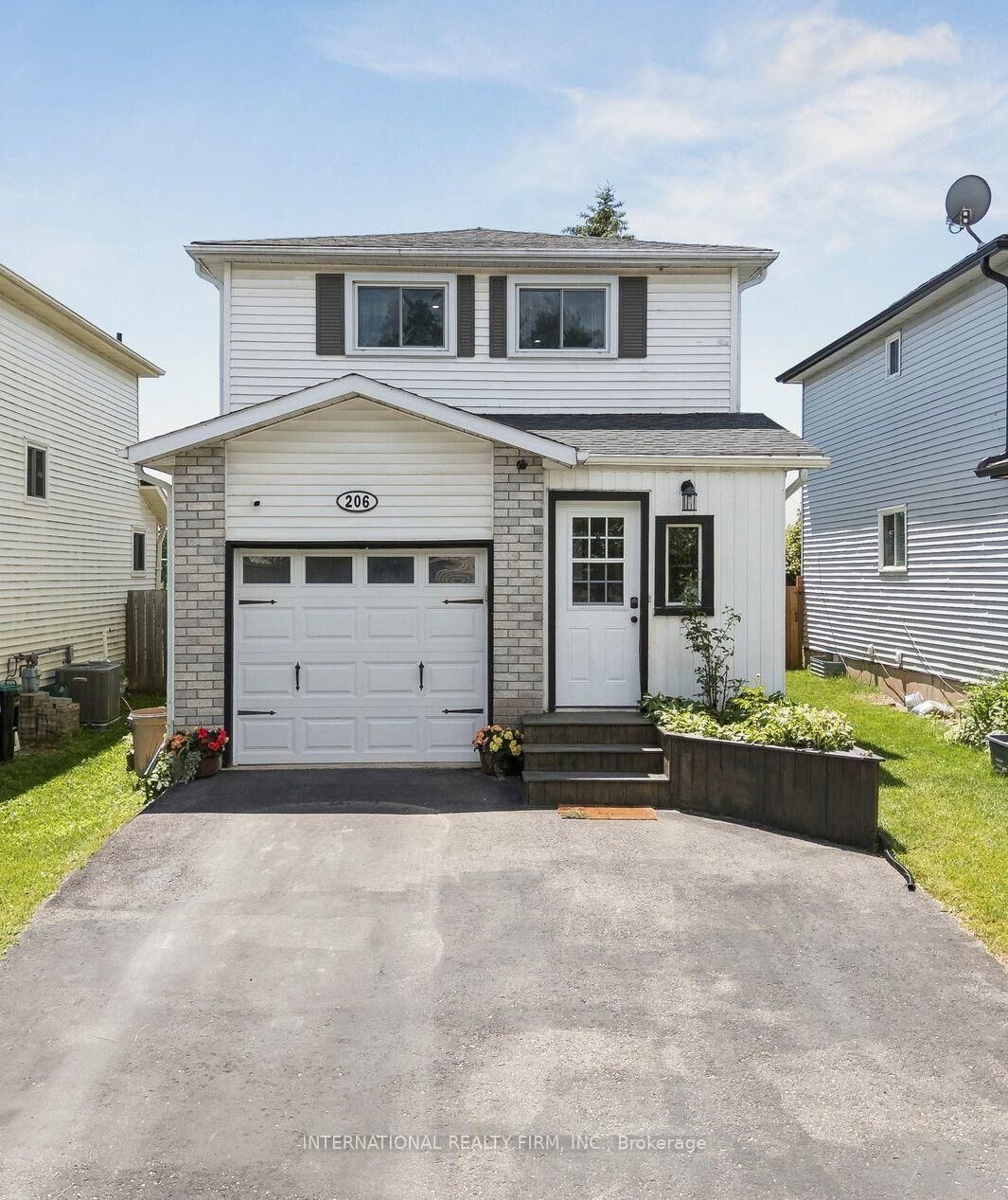 Property Photo:  206 Hickling Trail  ON L4M 5W4 