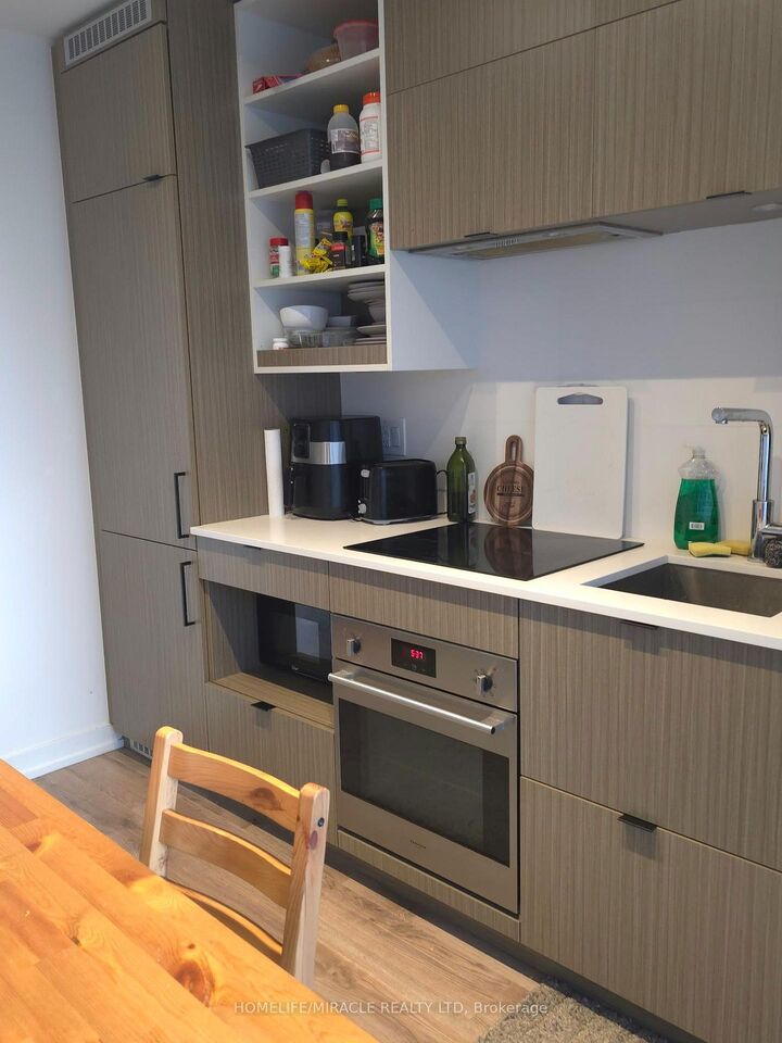 Property Photo:  20 Edward Street 918  ON M5G 0C5 