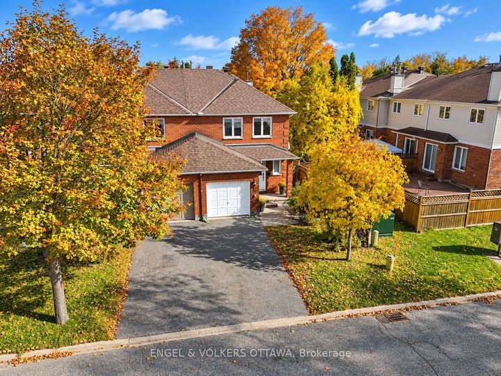 Property Photo:  29 Woodbury Crescent  ON K1G 5C9 