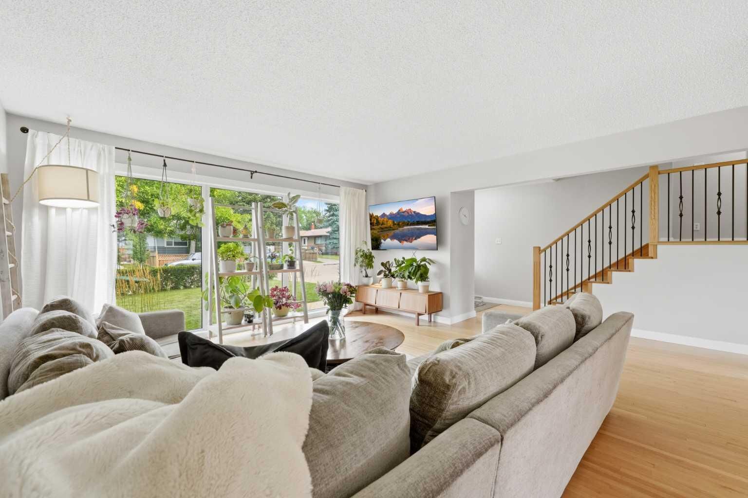 Property Photo:  9 Foxwell Road SE  AB T2H 1A4 