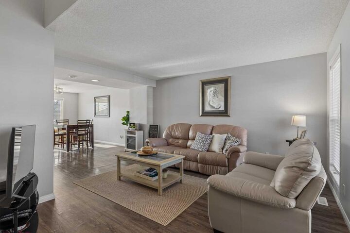 Property Photo:  140 Prestwick Villas SE  AB T2Z 4S3 