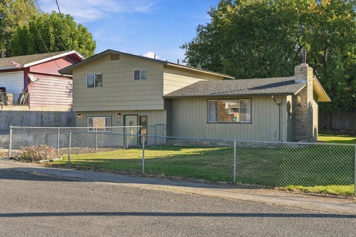 Property Photo:  777 N Jerome Lane  WA 98802 
