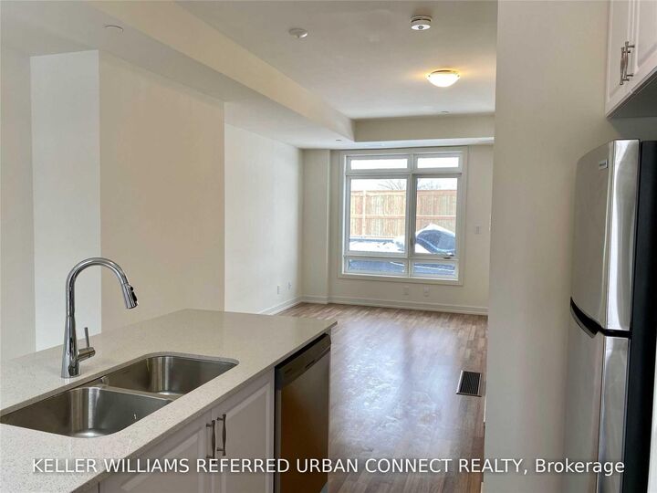 Property Photo:  370H Red Maple Road Suite 6  ON L4C 6P5 