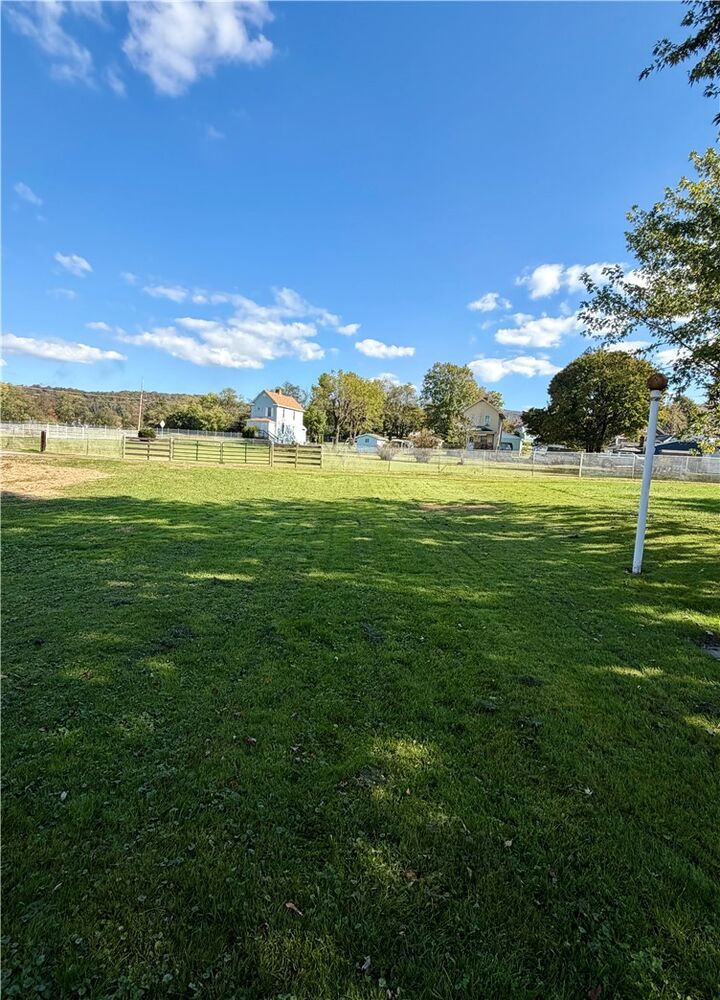 Property Photo:  1407 S Arch St  PA 15425 